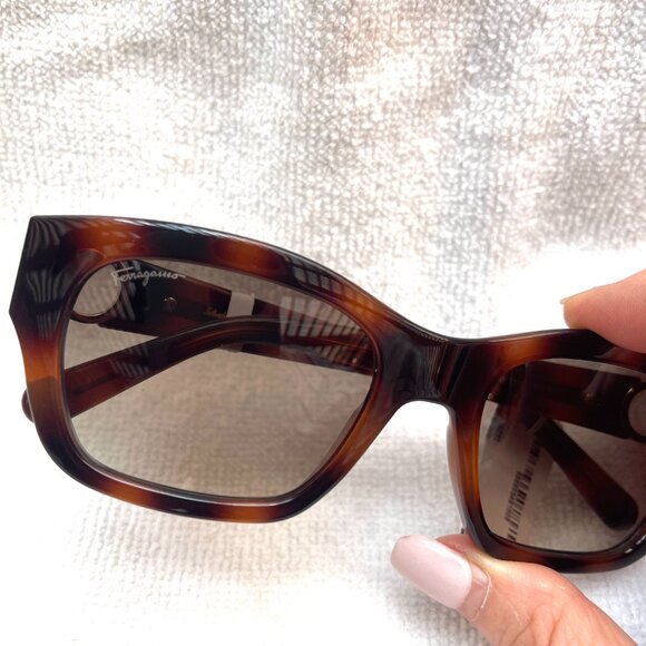 NWT Auc Ferragamo Tortoise/ Khaki Rectangular Sunglasses Made in Italy main image 10